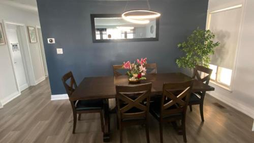 Kingsview Village Apartamento | Spectacular 3 BR 2 WR House - Close to Airport