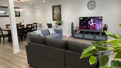 Kingsview Village Apartamento | Spectacular 3 BR 2 WR House - Close to Airport