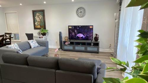 Kingsview Village Apartamento | Spectacular 3 BR 2 WR House - Close to Airport