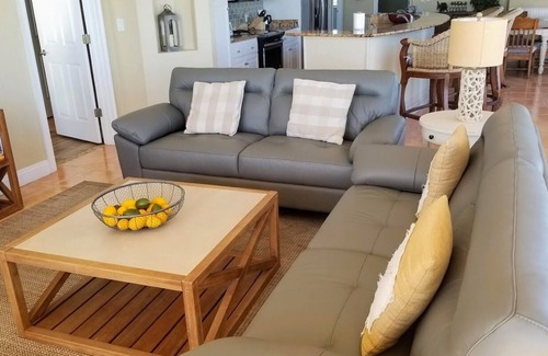 Thomas Drive Condominio | Gulf Crest 3 habitaciones; Envuelva alrededor del balcón; Servicio de playa incluido