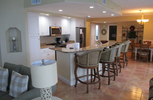 Thomas Drive Condominio | Gulf Crest 3 habitaciones; Envuelva alrededor del balcón; Servicio de playa incluido