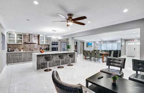 South Lake Villa | Spectacular 5BR & 5BA Villa in Hollywood Lakes