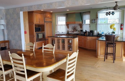 Island Heights Casa | Spectacular 6 Br Waterfront w/priv beach in cozy, quiet Island Heights