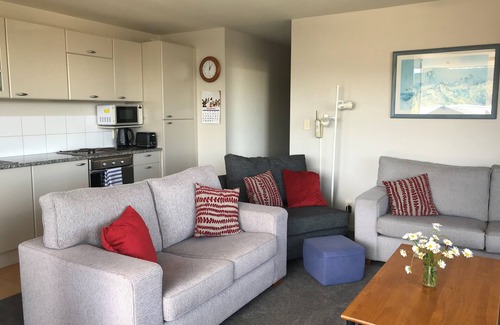 Whangamata Apartamento | Spectacular Apartment with Spa pool, Heated Swimming pool, Private Decks & some