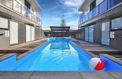 Whangamata Apartamento | Spectacular Apartment with Spa pool, Heated Swimming pool, Private Decks & some