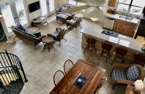 Rendezvous & Ditleff Villa | Spectacular Breezes, Gorgeous Ocean Views, and Hot Tub!!