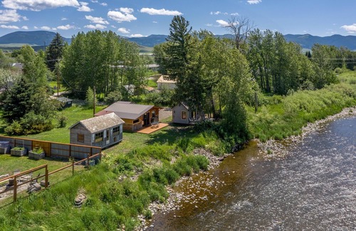 Bozeman Cabina | Spectacular Cabins on Gallatin River!