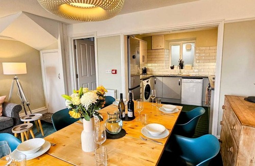 Borth-y-Gest Casa | Spectacular Harbour and Mountain Views, Porthmadog, Snowdonia, Sleeps 9