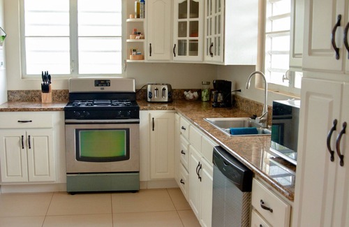 Blowing Point Casa | Spectacular home - 5 mins walk to beach, modern, comfortable, clean and spacious