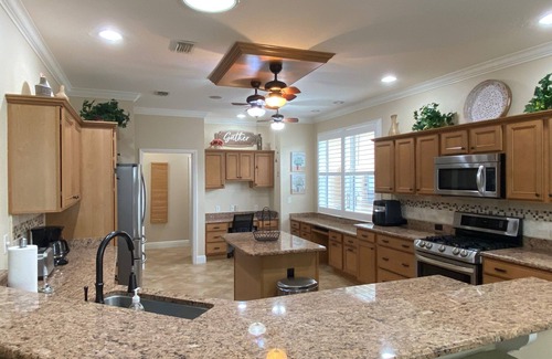 Hadley Casa | Spectacular Hot Tub w/ Pool Home on Beautiful Golf Course View,BBQ, & WiFi!