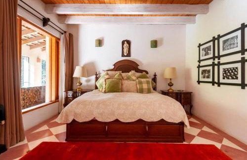 Valle de Bravo Casa | Spectacular House with Jacuzzi and Huge Garden