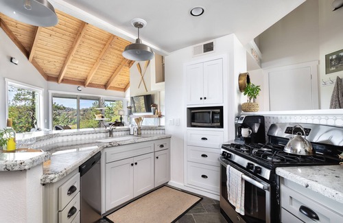 Lake Arrowhead Casa | SPECTACULAR LAKE VIEW HOME, 3100 SFT, A/C, SPA, STEPS to LAKE