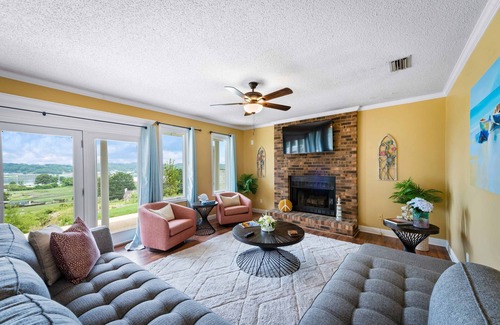 Guntersville Casa | Spectacular Lake Views ~ Minutes from Everything ~ Family Sized