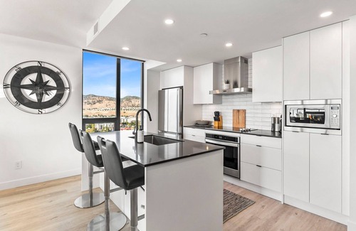 Kelowna Central Business District Condominio | Spectacular Lake View w/ Rooftop Access in Downtown Kelowna!