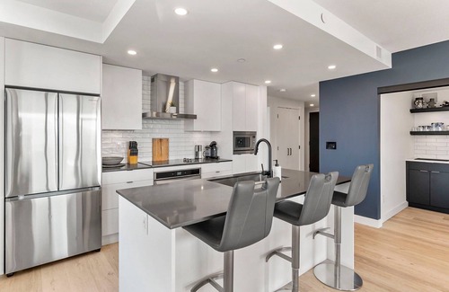 Kelowna Central Business District Condominio | Spectacular Lake View w/ Rooftop Access in Downtown Kelowna!