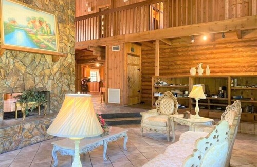Interchange Square Casa | Spectacular Lodge (Pool, Spa, Pond, Acreage) Home in Beautiful Sunshine State