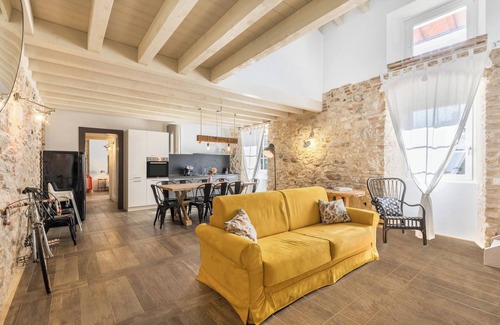 Desenzano del Garda Apartamento | Espectacular apartamento dúplex "Olmo" con Wi-Fi, jardín y piscina compartidos