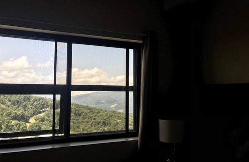Sugar Mountain Condominio | Espectacular Mile High View, AHORRA $$, WiFi gratis rápido, piscina, televisores inteligentes, W / Secadora