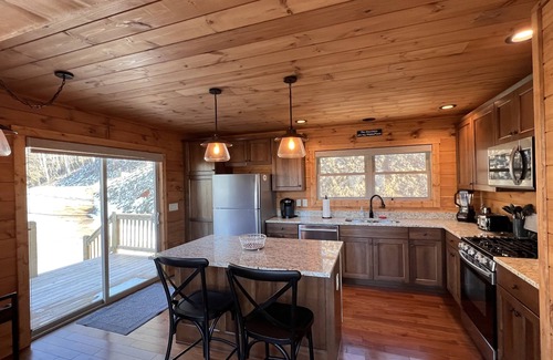 Bryson City Cabina | Spectacular Mountain Views w/Pool table and Fire pit!