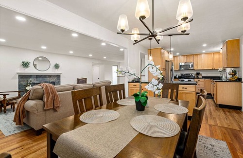 Littleton Casa | Spectacular Mountain View in Centennial - minutes from shopping and restaurants!