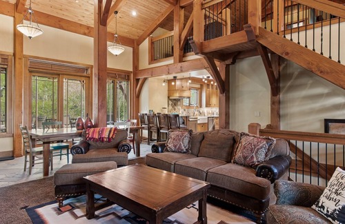 Timber Lakes Cabina | Spectacular Mountain Escape: Timber Home with Gourmet Kitchen & Game Loft