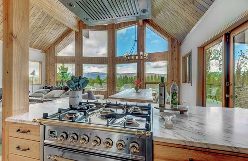 Cle Elum Casa | Spectacular mountain views, home and garden with private hot tub and sauna