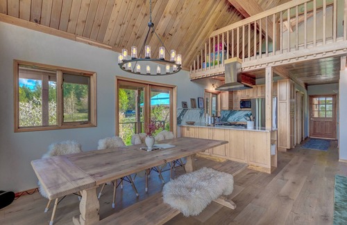 Cle Elum Casa | Spectacular mountain views, home and garden with private hot tub and sauna