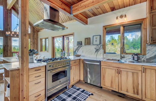 Cle Elum Casa | Spectacular mountain views, home and garden with private hot tub and sauna