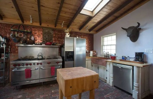 Amherst Casa | Spectacular Mountain View, Historic House