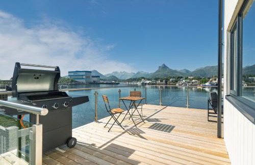 Svolvaer Casa | Spectacular mountain views with fireplace and jacuzzi