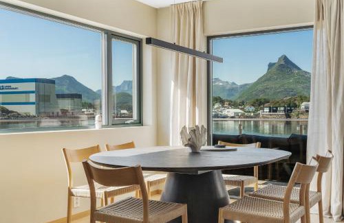 Svolvaer Casa | Spectacular mountain views with fireplace and jacuzzi