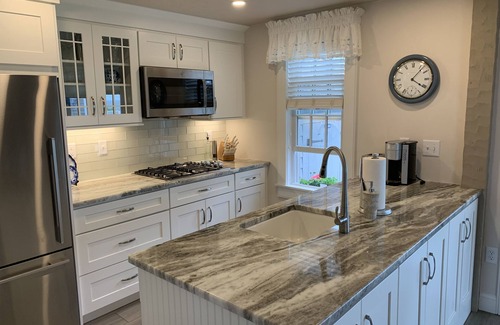 Mashpee Condominio | ¡Tarifas especiales para escapadas de otoño a este acogedor condominio frente al mar! ¡Lluvia o sol!