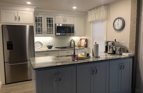 Mashpee Condominio | ¡Tarifas especiales para escapadas de otoño a este acogedor condominio frente al mar! ¡Lluvia o sol!