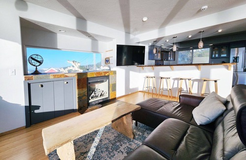 Yachats Casa | Spectacular Ocean Views! Hot Tub! Walk to Everywhere in Yachats!