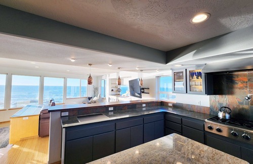 Yachats Casa | Spectacular Ocean Views! Hot Tub! Walk to Everywhere in Yachats!
