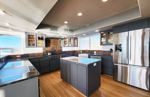 Yachats Casa | Spectacular Ocean Views! Hot Tub! Walk to Everywhere in Yachats!