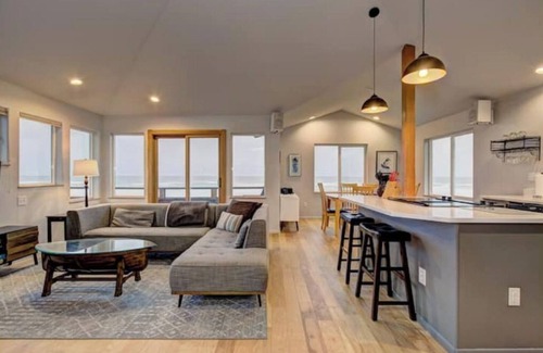 Yachats Casa | Spectacular oceanfront, dog-friendly home located in the heart of Yachats.