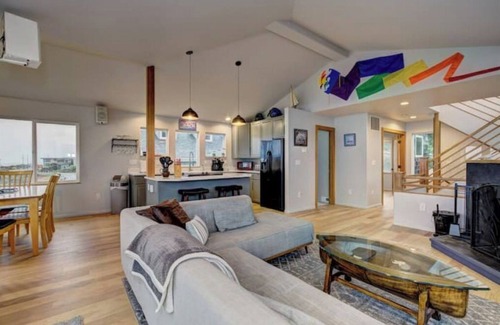 Yachats Casa | Spectacular oceanfront, dog-friendly home located in the heart of Yachats.