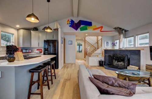 Yachats Casa | Spectacular oceanfront, dog-friendly home located in the heart of Yachats.