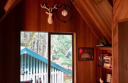 Skykomish Chalet De Esquí | Espectacular escapada frente al río, amplias vistas, bañera de hidromasaje, perfecto refugio de esquí!
