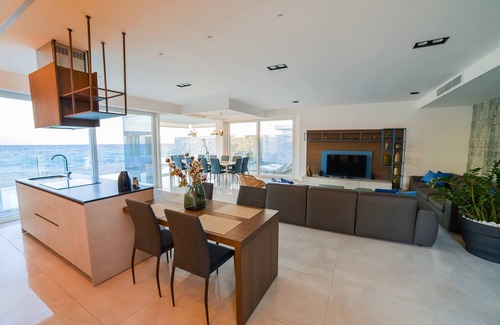 Marsaskala Villa | ¡Una espectacular villa contemporánea a estrenar situada justo frente al mar!