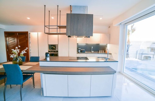 Marsaskala Villa | ¡Una espectacular villa contemporánea a estrenar situada justo frente al mar!