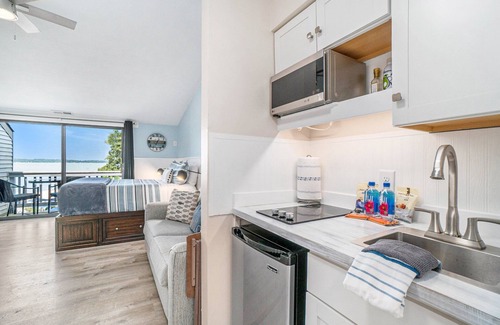 Acme Condominio | ☀ Spectacular Sunset Views Studio Condo @ The Shores 5587