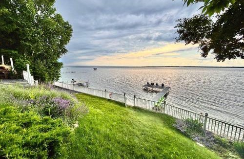 Suttons Bay Casa | Spectacular Suttons Bay Stay - Game Room Kayaks Pizza Oven & More