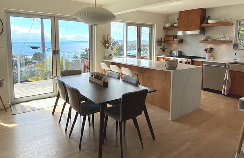 South Oak Bay Casa | Spectacular view of the Salish Sea and the Olympic Peninsula