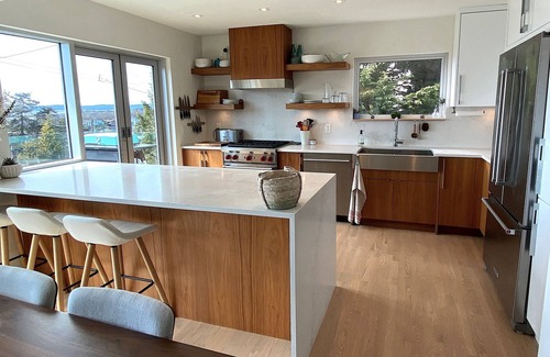 South Oak Bay Casa | Spectacular view of the Salish Sea and the Olympic Peninsula