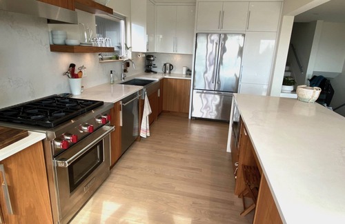South Oak Bay Casa | Spectacular view of the Salish Sea and the Olympic Peninsula