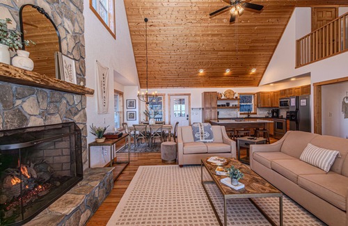Bryson City Cabina | Spectacular views minutes from Bryson City, fire pit and brand new hot tub!