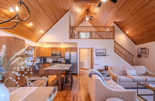 Bryson City Cabina | Spectacular views minutes from Bryson City, fire pit and brand new hot tub!