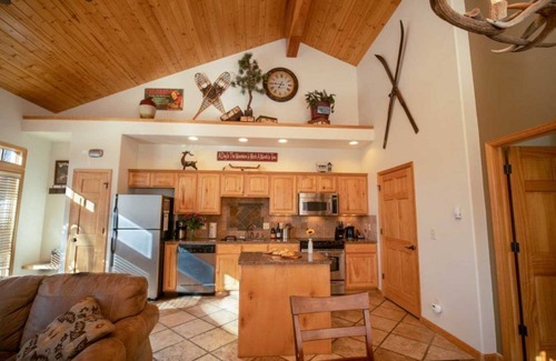Stanley Hills Condominio | Spectacular views of Lake Estes, private patio, hot tub, fireplace.